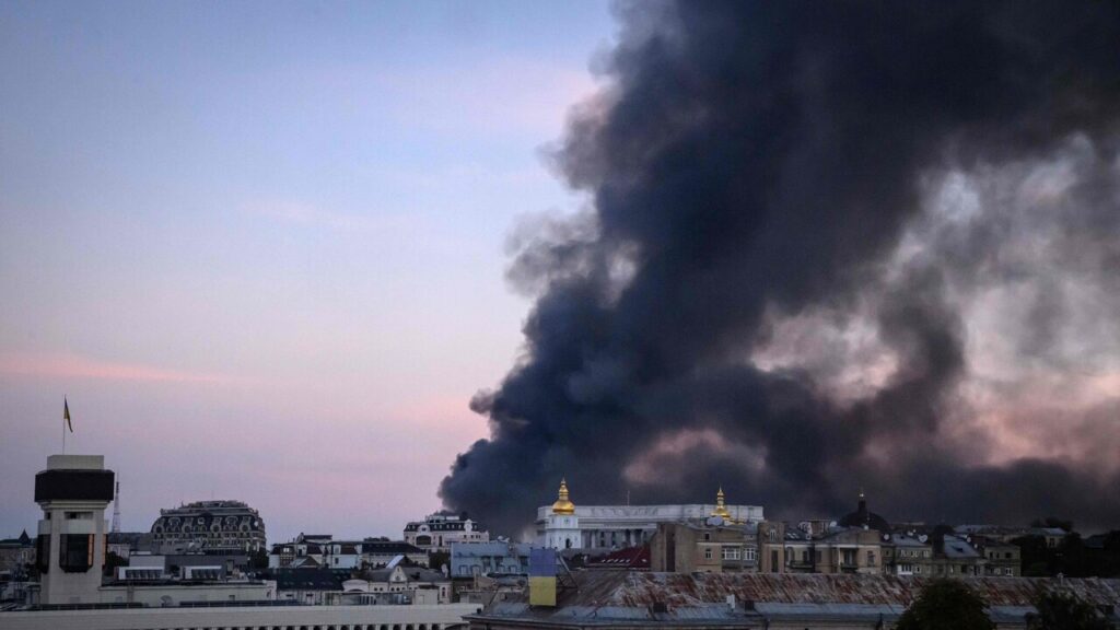 La Russia riprende gli attacchi su Kiev dopo tre giorni di tregua. Raid di droni ucraini su Saratov